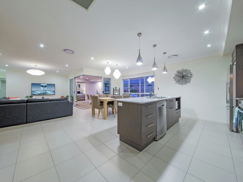 12 Harrogate Place, Gumdale QLD 4154