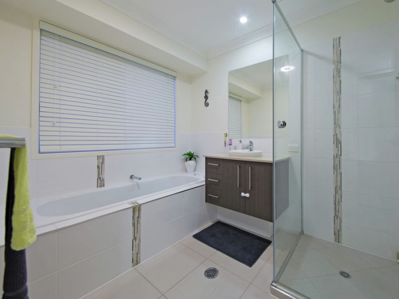 12 Harrogate Place, Gumdale QLD 4154