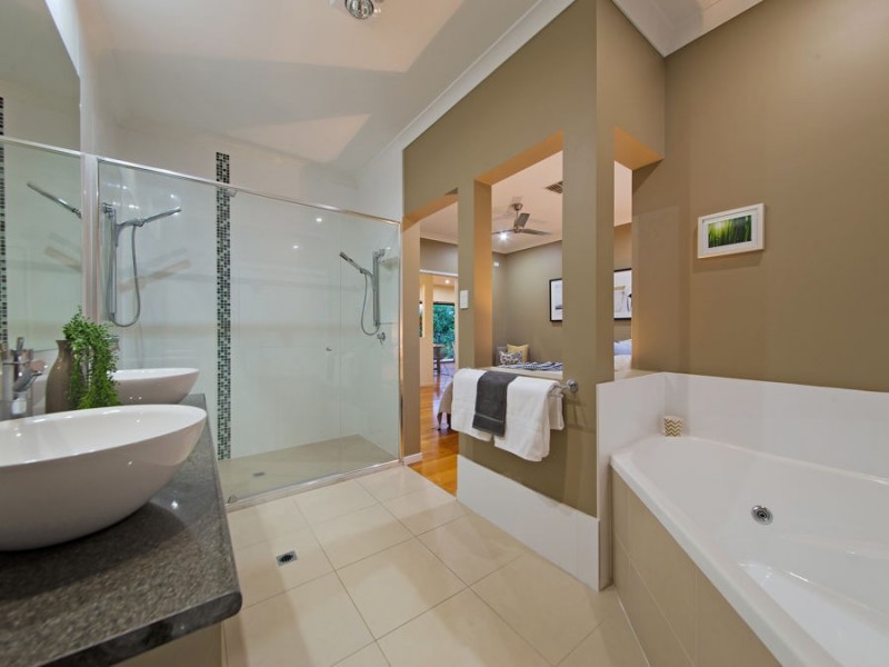 63 Rowland Avenue, Wakerley QLD 4154