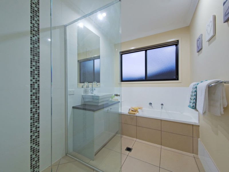 63 Rowland Avenue, Wakerley QLD 4154