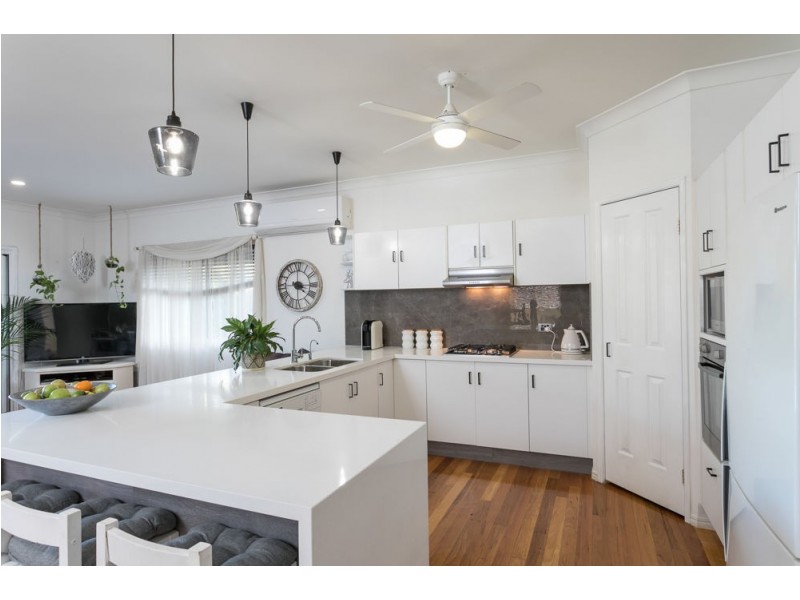 4 Regent Street, Wynnum West QLD 4178