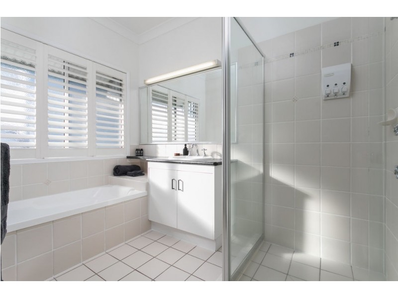 4 Regent Street, Wynnum West QLD 4178