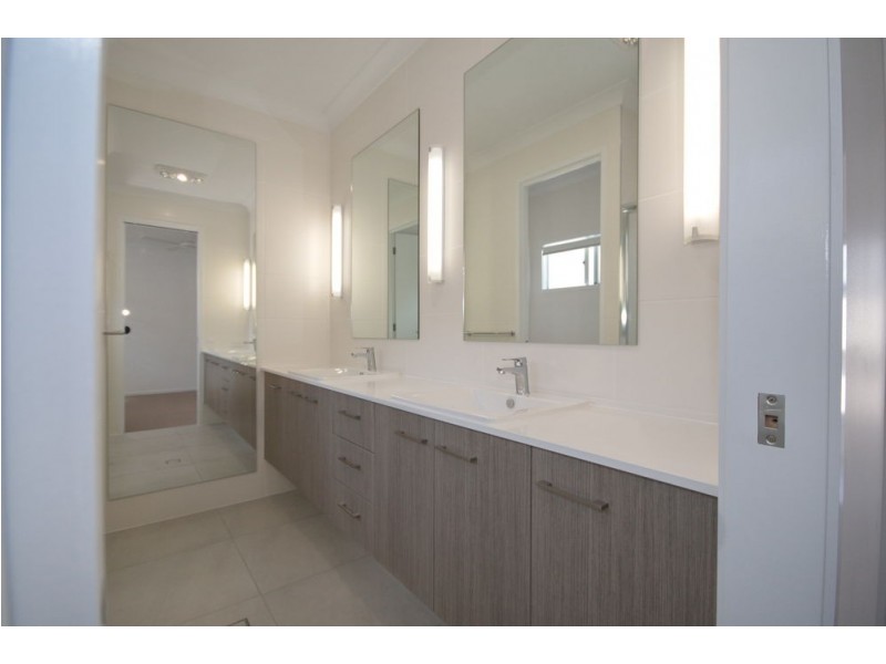 50 Barrinia Street, Manly QLD 4179