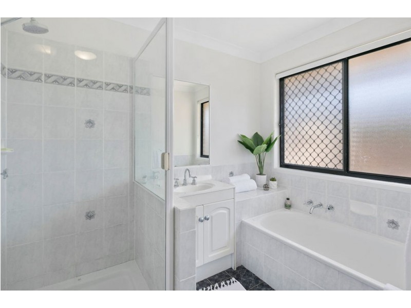 7 Janine St, Wynnum West QLD 4178