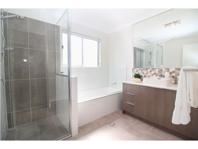 225 Whites Rd, Lota QLD 4179