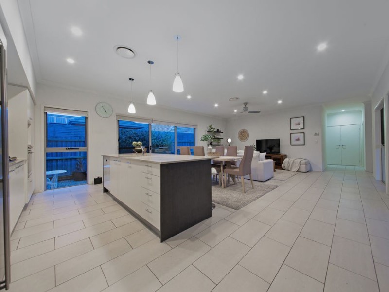 11 Esk Crescent, Wakerley QLD 4154