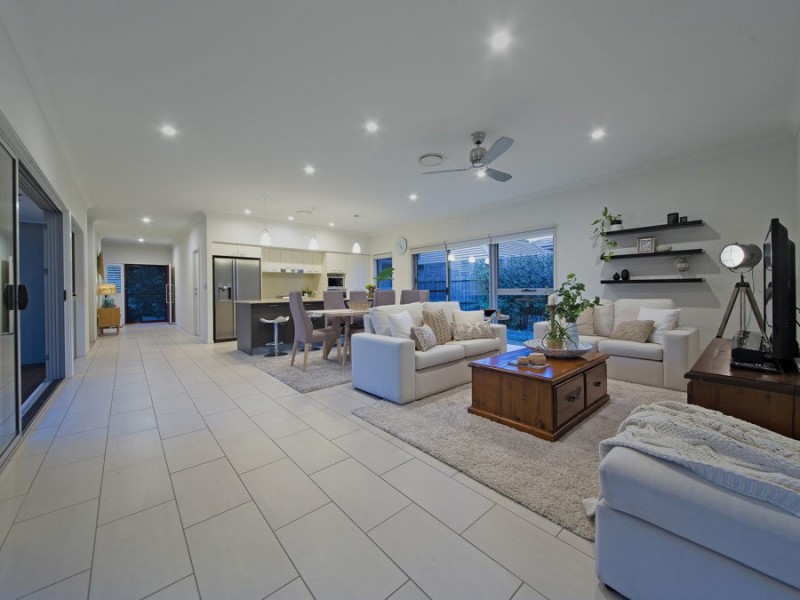 11 Esk Crescent, Wakerley QLD 4154