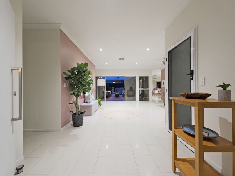 4 Margaret Crescent, Wakerley QLD 4154