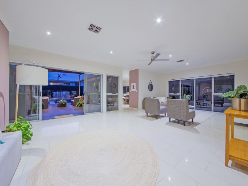 4 Margaret Crescent, Wakerley QLD 4154