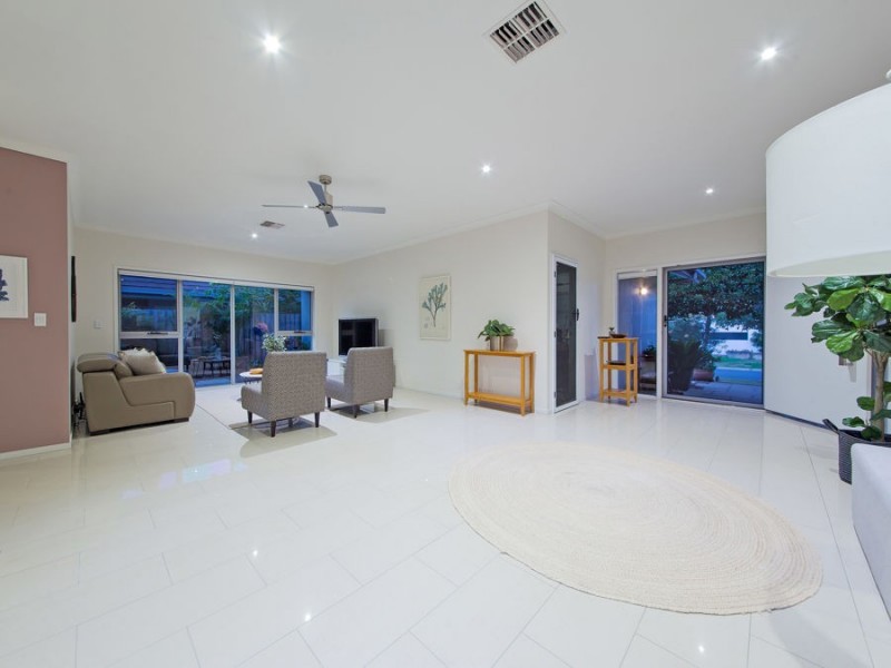 4 Margaret Crescent, Wakerley QLD 4154