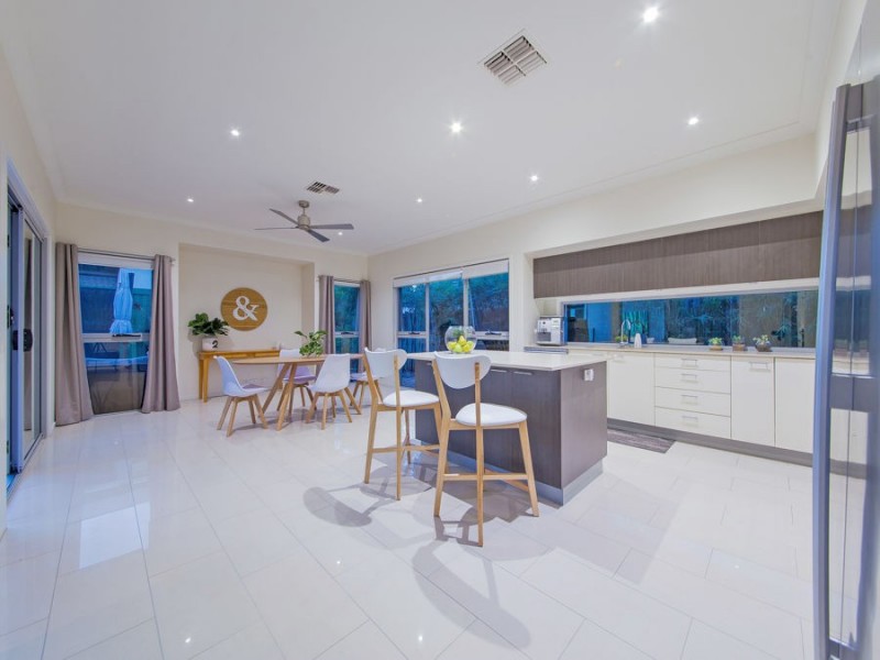 4 Margaret Crescent, Wakerley QLD 4154