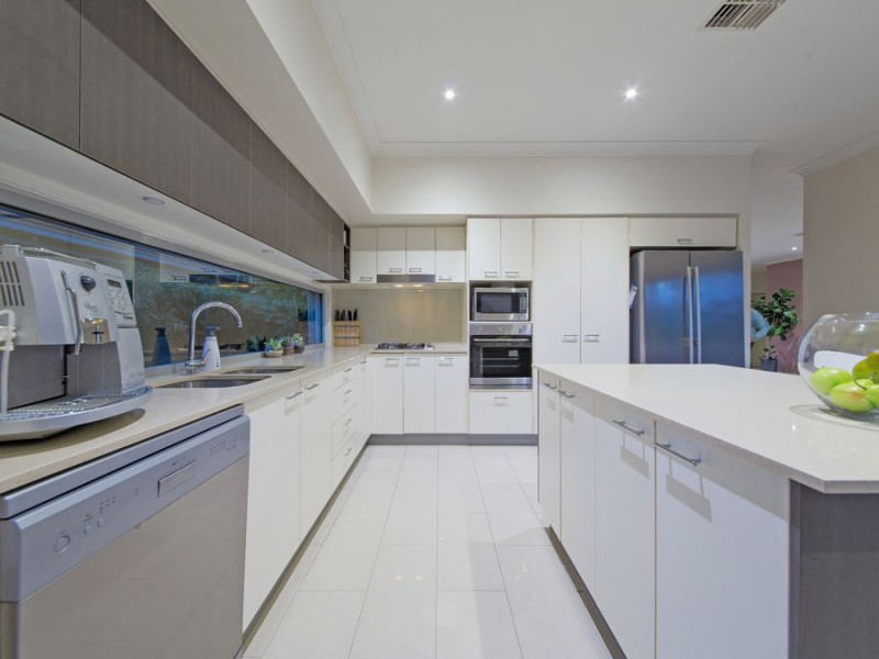 4 Margaret Crescent, Wakerley QLD 4154