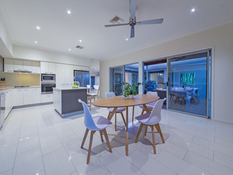 4 Margaret Crescent, Wakerley QLD 4154
