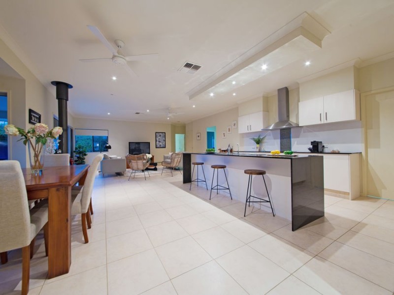 2 Lachlan Drive, Wakerley QLD 4154