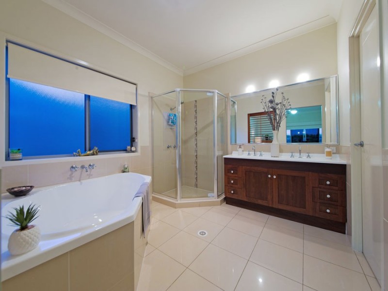 2 Lachlan Drive, Wakerley QLD 4154