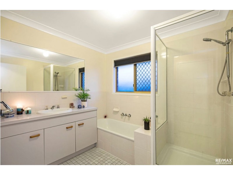 4 Irvine Place, Wynnum West QLD 4178