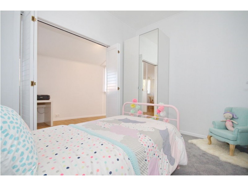 807 Esplanade, Lota QLD 4179