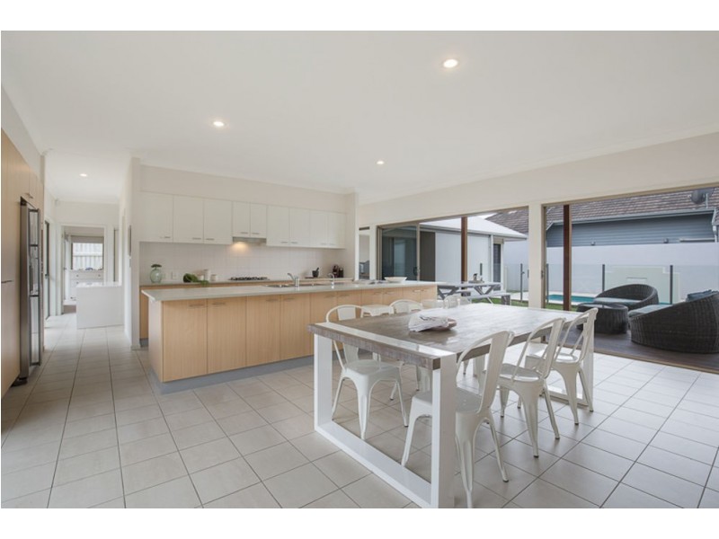 17 Mossvale Drive, Wakerley QLD 4154