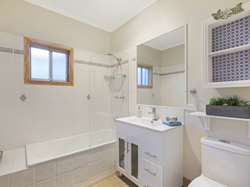 20 Earl Parade, Manly QLD 4179