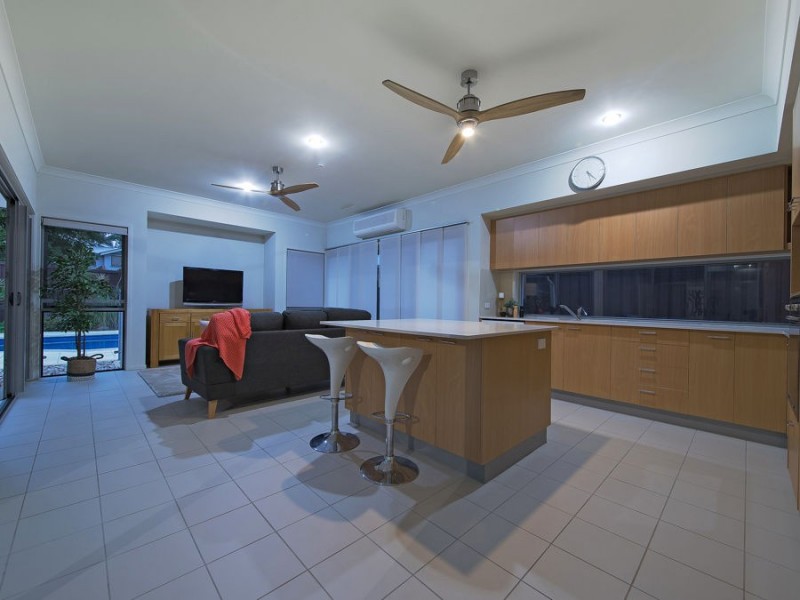 18 Barrington Crescent, Wakerley QLD 4154