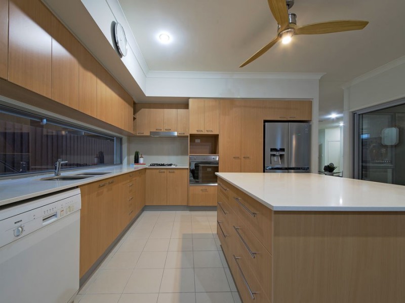 18 Barrington Crescent, Wakerley QLD 4154