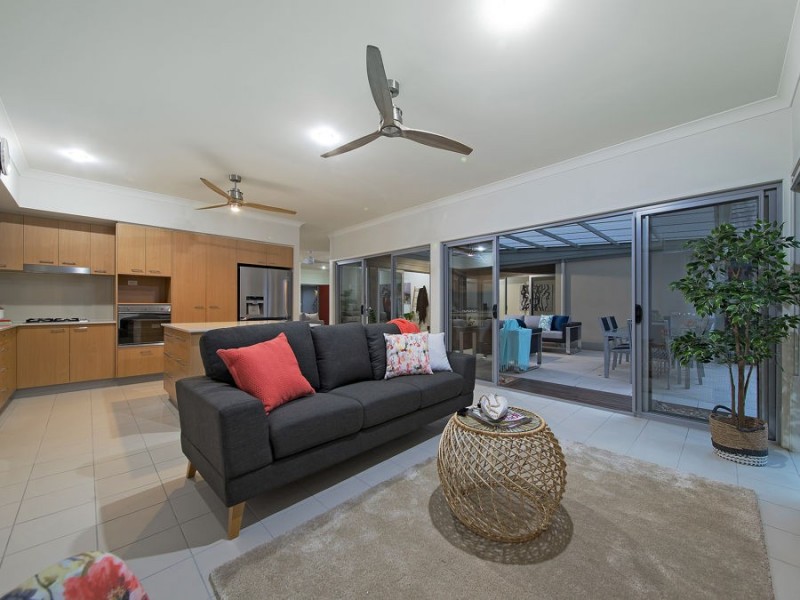 18 Barrington Crescent, Wakerley QLD 4154