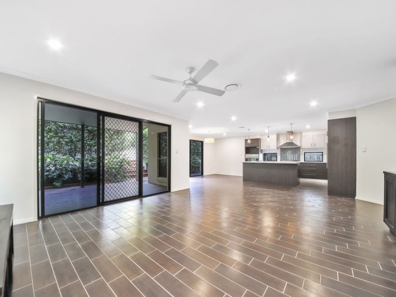 6 Lachlan Drive, Wakerley QLD 4154
