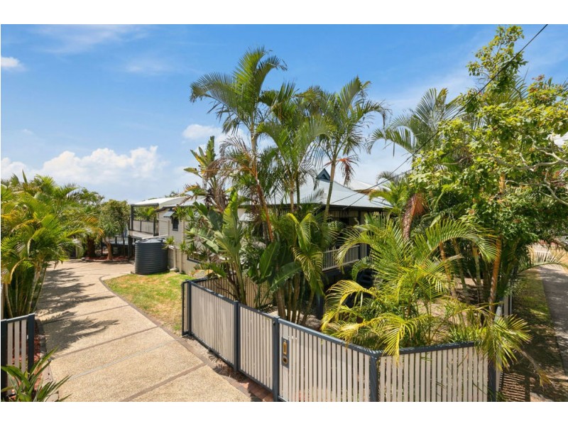 2 Gordon Parade, Manly QLD 4179