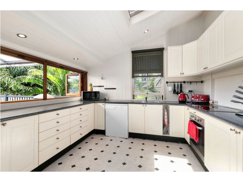2 Gordon Parade, Manly QLD 4179