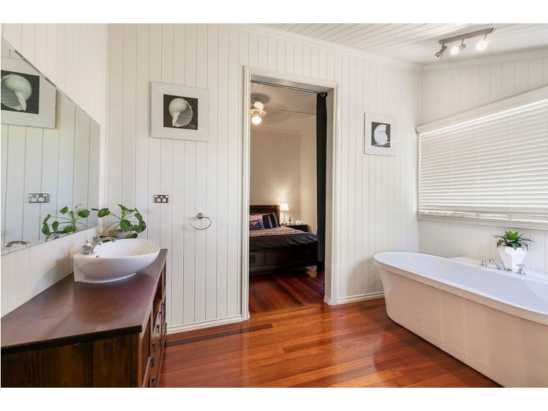 2 Gordon Parade, Manly QLD 4179