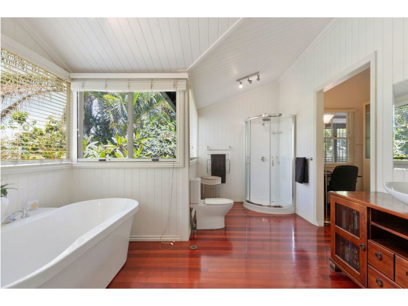 2 Gordon Parade, Manly QLD 4179
