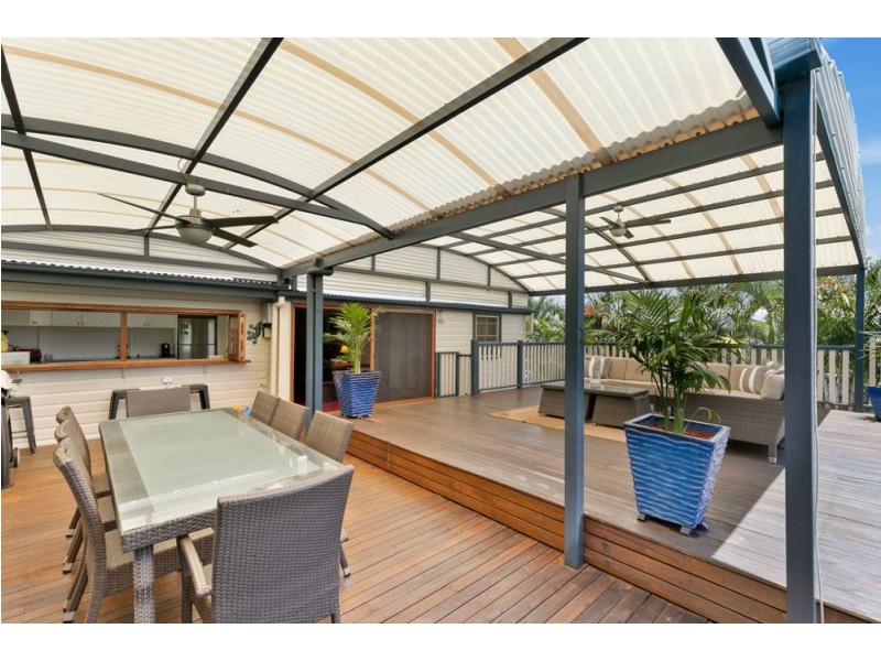 2 Gordon Parade, Manly QLD 4179
