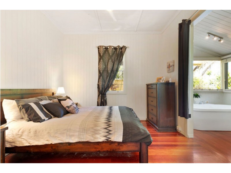 2 Gordon Parade, Manly QLD 4179