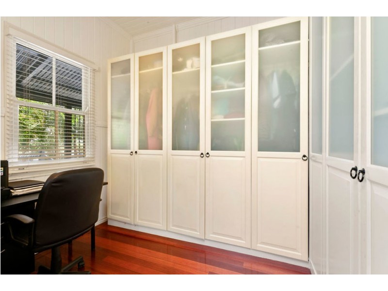 2 Gordon Parade, Manly QLD 4179