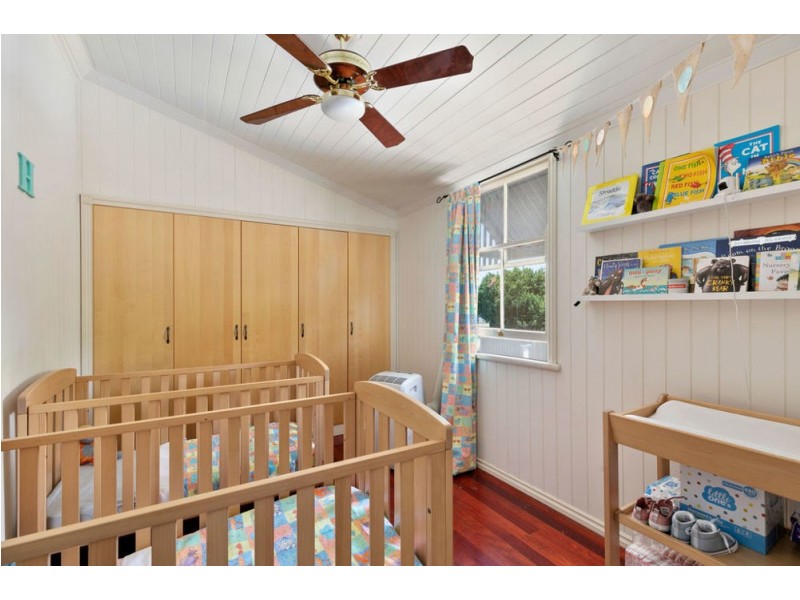 2 Gordon Parade, Manly QLD 4179