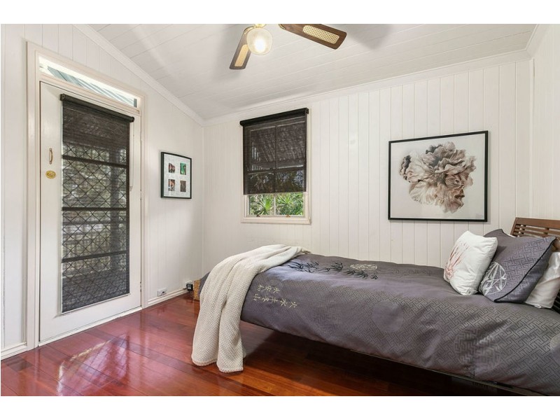 2 Gordon Parade, Manly QLD 4179