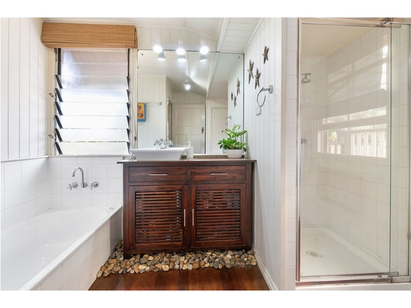 2 Gordon Parade, Manly QLD 4179