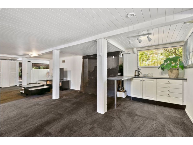 2 Gordon Parade, Manly QLD 4179