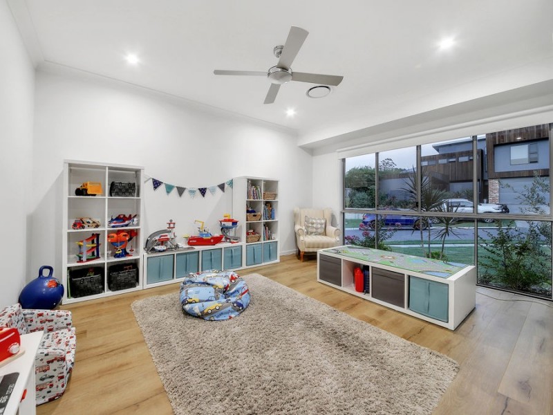 1 Paige Crescent, Wakerley QLD 4154