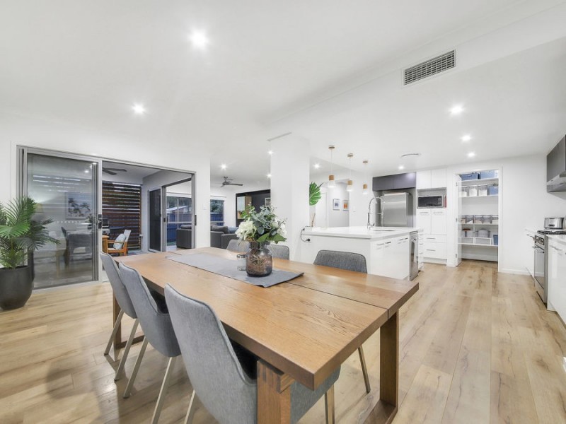 1 Paige Crescent, Wakerley QLD 4154