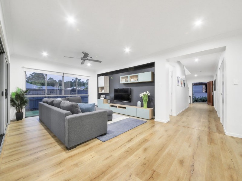 1 Paige Crescent, Wakerley QLD 4154