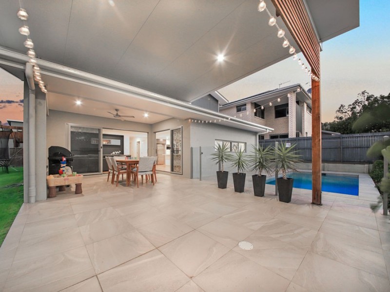 1 Paige Crescent, Wakerley QLD 4154