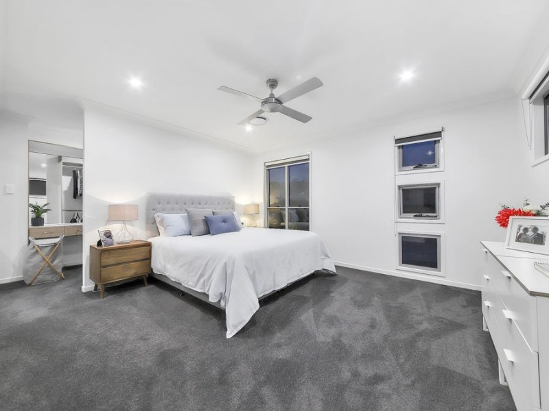 1 Paige Crescent, Wakerley QLD 4154