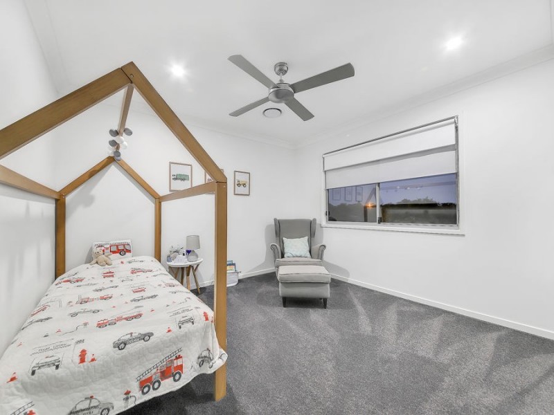 1 Paige Crescent, Wakerley QLD 4154