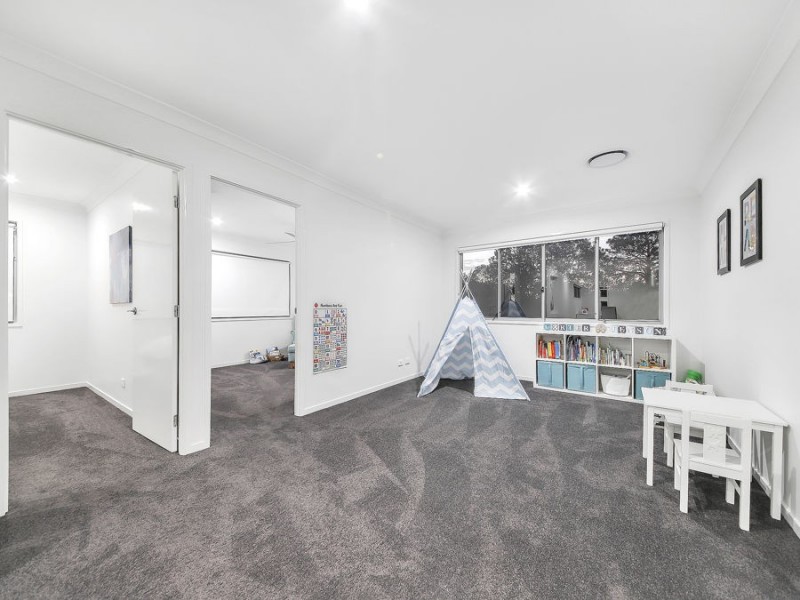 1 Paige Crescent, Wakerley QLD 4154