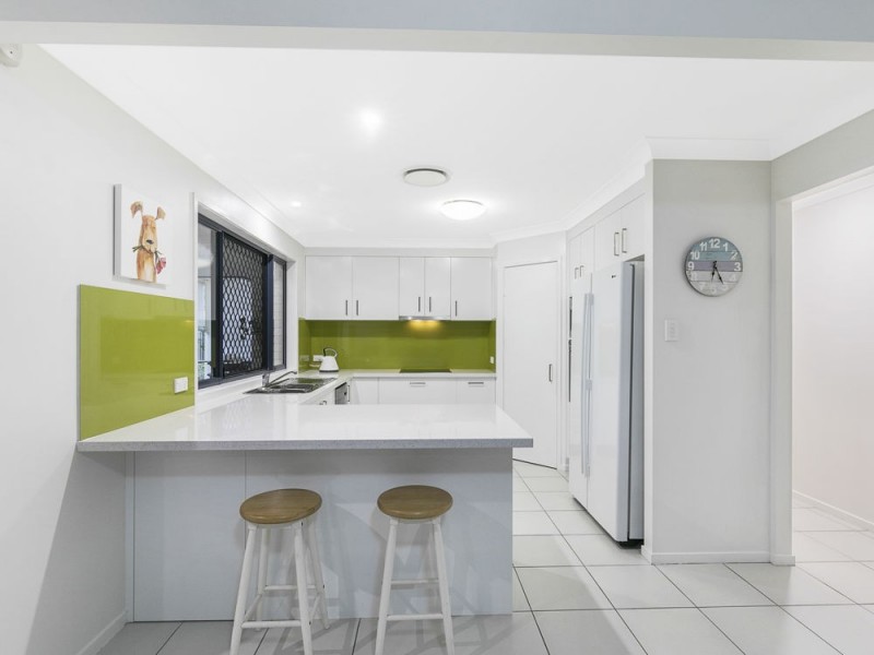 10 Cola Crescent, Wynnum West QLD 4178