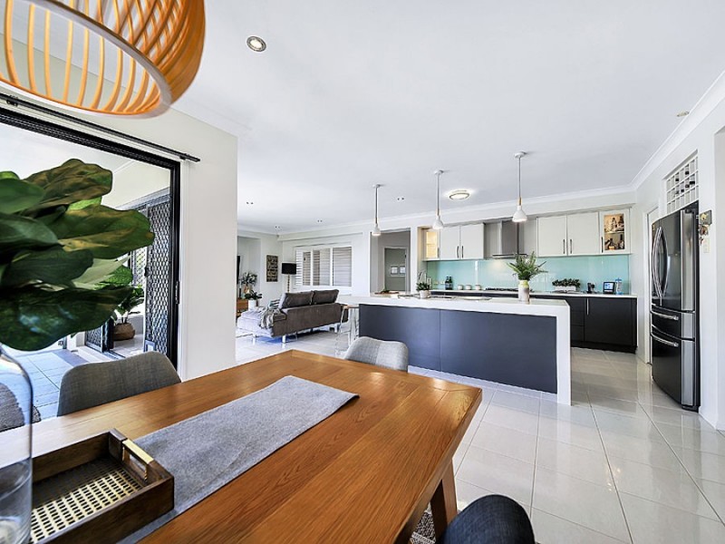 8 Blue Gum Place, Wakerley QLD 4154