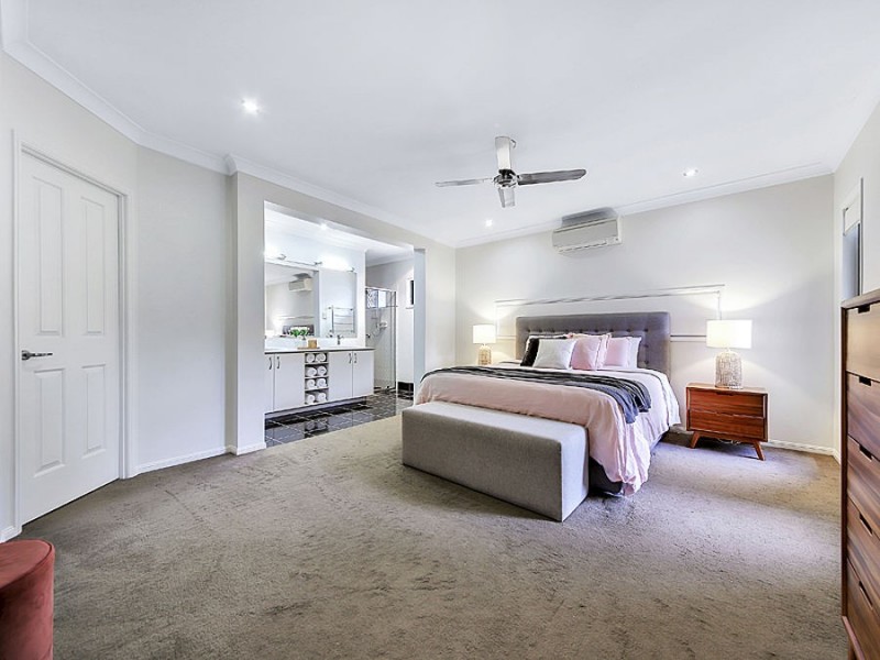 8 Blue Gum Place, Wakerley QLD 4154