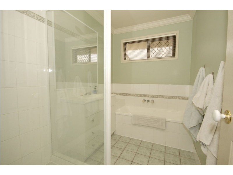 28 Holland Crescent, Wynnum West QLD 4178