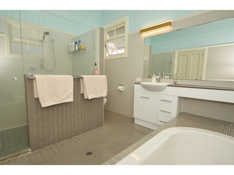 19 Arnold Street, Manly QLD 4179